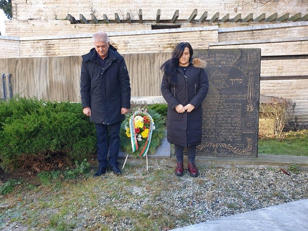 Почетоха паметта на загиналите при бомбардировките над Дупница