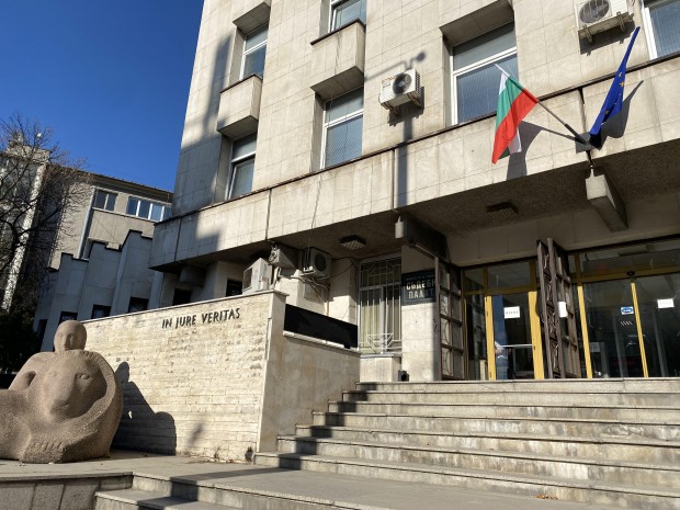 Съдят двама бивши полицаи за фалшификация за документи и подкупи