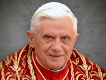 Погребват папа Бенедикт XVI във Ватикана