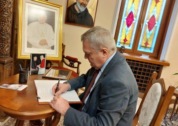Румен Петков поднесе съболезнованията си за кончината на папа Бенедикт XVI