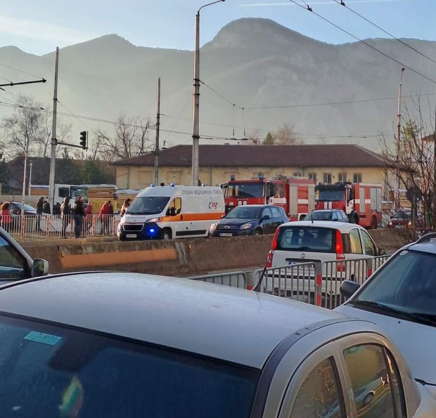 Временно е затруднено движението във Враца заради катастрофа