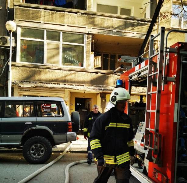 Късо съединение в електрическата инсталация предизвика голям пожар в Пловдив