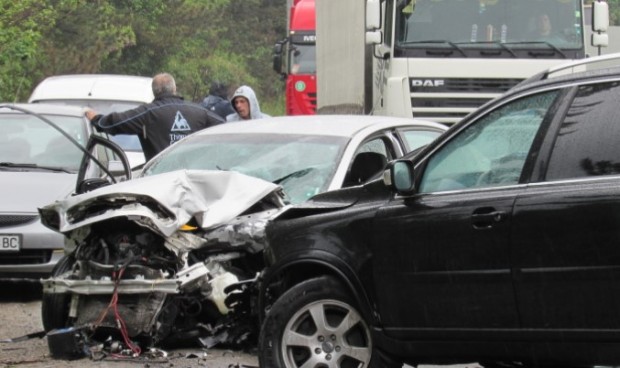 Седем души пострадаха при тежка катастрофа тази сутрин във Враца.18-годишен