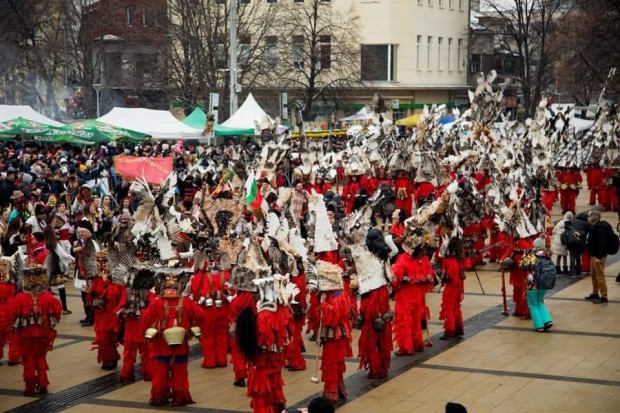 Над 200 сурвакари майстори на маски и фолклорен танцов ансамбъл