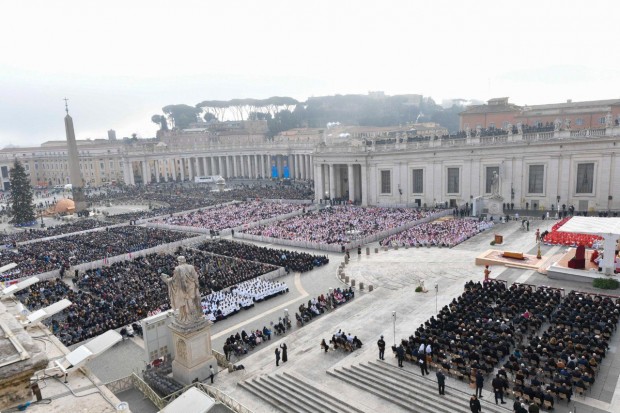Десетки хиляди изпратиха Бенедикт XVI на церемония, оглавена от папа Франциск