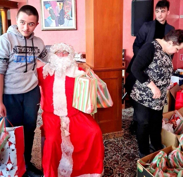 106 деца от Съюза на инвалидите в Смолян получиха нови играчки и полезни устройства