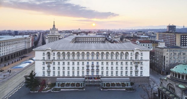 Столичният "София хотел Балкан" сменя името си