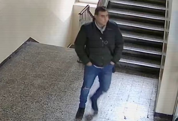 Полицията в Пловдив търси съдействие за установяване самоличността на мъж, влязъл в Математическата гимназия