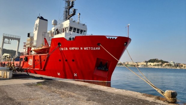 Научноизследователският кораб Св. Св. Кирил и Методий акостира на пристанището