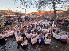 Десетки на мъжкото хоро в Калофер, 2-годишният Теодор получи кръста
