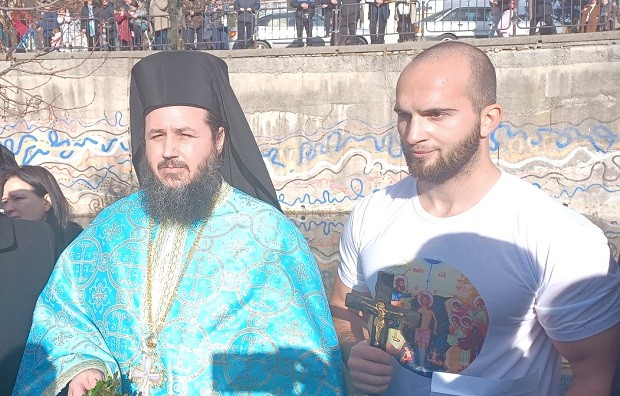 22-годишният Мирослав Хаджийски спаси богоявленския кръст в Кюстендил