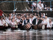 Associated Press: Българите празнуват Богоявление с традиционен ритуал