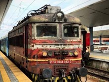 Локомотив на пътнически влак се запали между гарите Мездра-юг и Черепиш