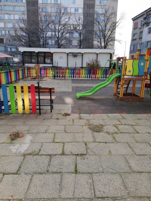 Вандали посегнаха на нова детска площадка в Сливен