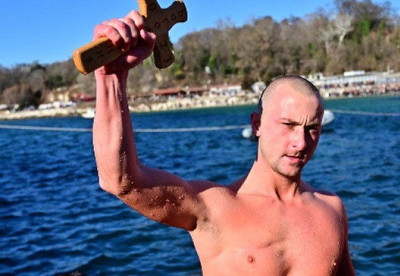 31 годишният моряк Анжел Димитров извади Богоявленския кръст от морето на