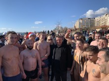 Украинката Настя редом с мъжете спасява Светия кръст в Свети Влас