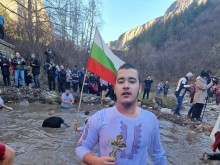 16-годишният Кристиян Конов спаси богоявленския кръст във Враца