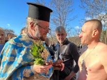 Пожарникар от Пловдив спаси кръста край Сопот