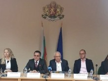Министър Александър Пулев: Държавата продължава да работи на пълни обороти
