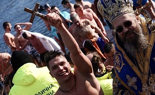 21-годишен студент хвана Богоявленския кръст в София
