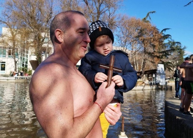 40-годишният Руслан Мирчев спаси кръста от водите на езерото в парк "Йордан Капсамунов" в Стара Загора