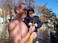 40-годишният Руслан Мирчев спаси кръста от водите на езерото в парк "Йордан Капсамунов" в Стара Загора
