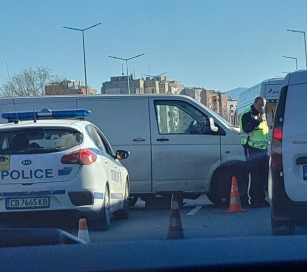 </TD
>Днес по обяд микробус и автомобил се удариха в Пловдив,