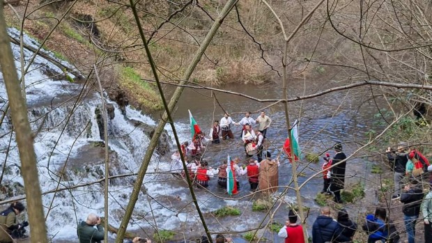 С хоро край водопада Докузак малкотърновци отбелязаха Йордановден