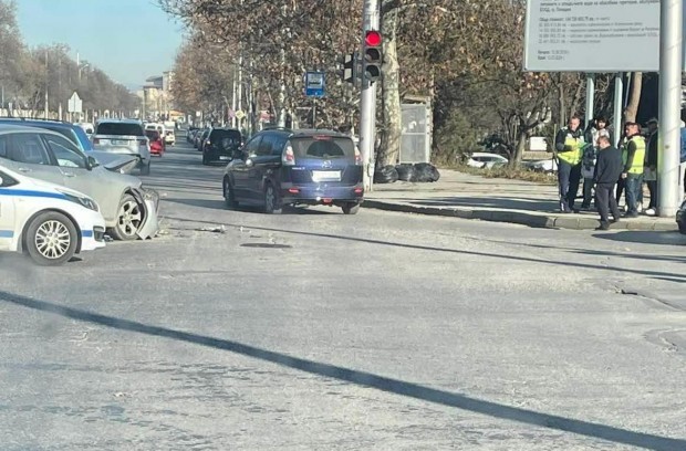 Два леки автомобила са се ударили на въртящия се мотокар в Пловдив
