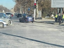 Два леки автомобила са се ударили на въртящия се мотокар в Пловдив