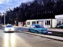 Автомобил излетя от пътното платно и се приземи на трамвайните релси