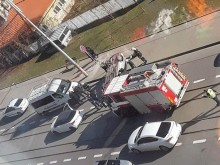Кола се обърна по таван в центъра на столицата