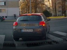 Пловдивчанин: Тази кака шофира ли, или прави нещо друго на предната седалка?