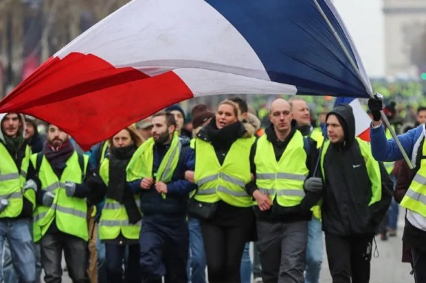 "Жълтите жилетки" излязоха на протест в Париж срещу покачващите се цени