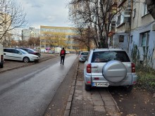 Тези шофьори в Пловдив ще паркират още малко вътре във входа на блока