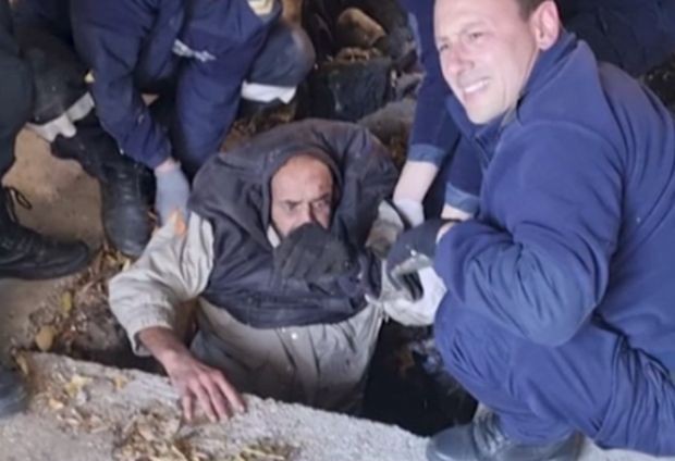 Пожарникари от Сливен спасиха 60-годишен мъж, паднал в шахта. След