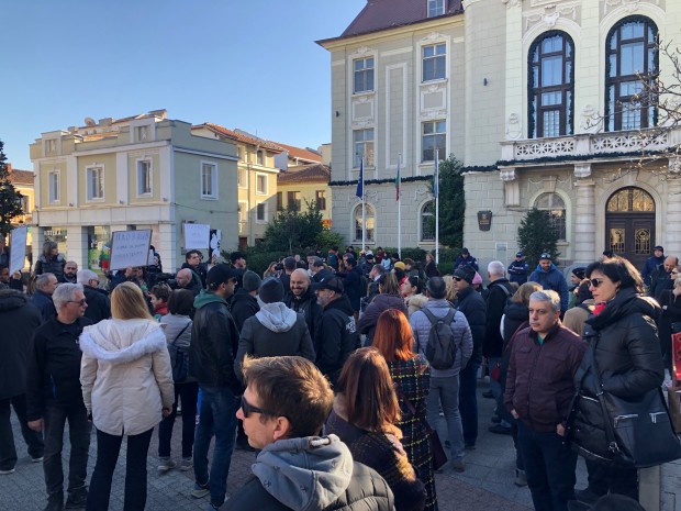 TD В почивния ден десетки пловдивчани се събраха на протест