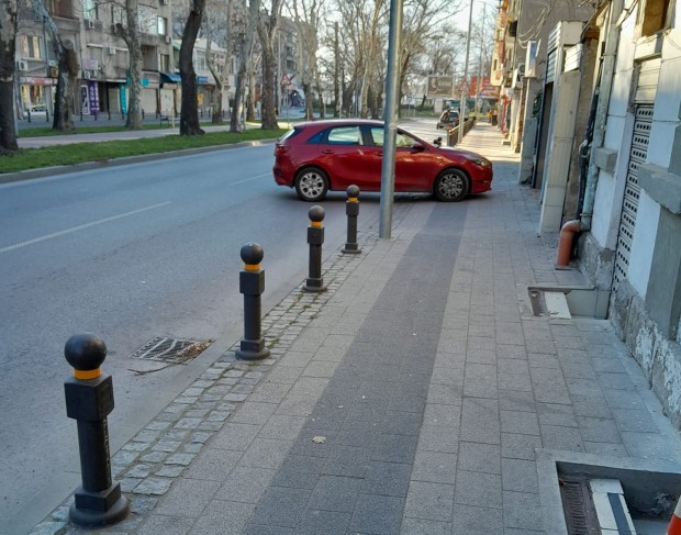 </TD
>Пловдивчанин публикува снимка във фейсбук на шофьор, който е паркирал