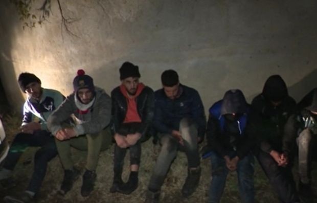 Полицаи заловиха 9 нелегални мигранти в бус край Пловдив