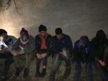 Полицаи заловиха 9 нелегални мигранти в бус край Пловдив