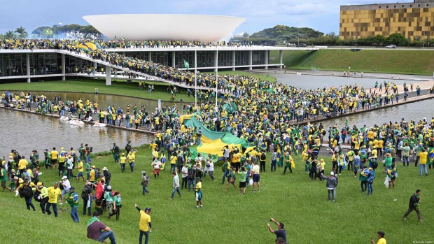 Привърженици на Болсонаро завладяха парламента на Бразилия