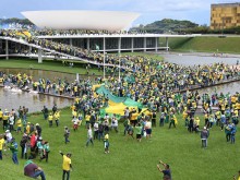 Привърженици на Болсонаро завладяха парламента на Бразилия