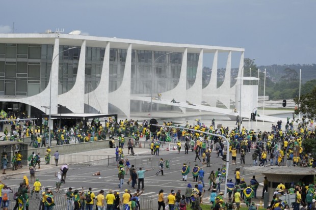 Поддръжниците на бившия бразилски президент Жаир Болсонаро се сблъскаха с