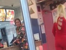 Емили Тротинетката налита с юмруци на дете в "Макдоналдс"!