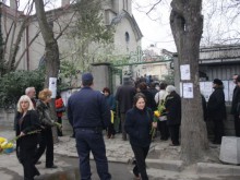 Днес празнуват всички с имена на цветя