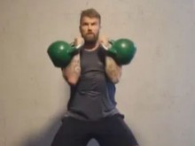Свещеник, който e фитнес маниак, лекува душата и тялото в "Инстаграм"