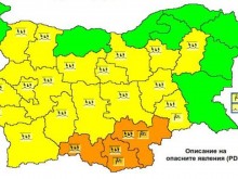 Оранжев код за силни валежи е издаден за три области на страната