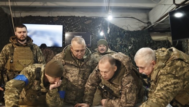 Комнадващият украинската групировка "Изток" посети фронта в Бахмут и Соледар