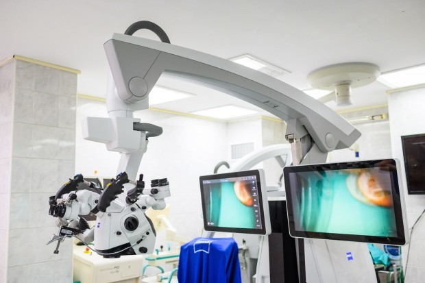 С последно поколение операционен микроскоп с робот разполага клиниката по