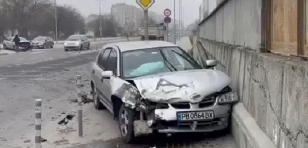 Два автомобила са се ударили челно в Пловдив, има сериозни материални щети